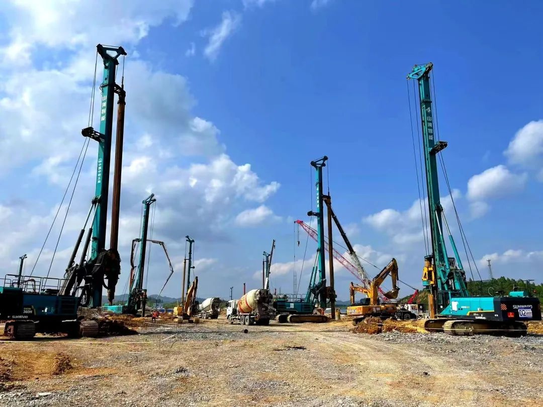 打桩“神器”再露锋芒!山河智能旋挖钻机助力贵阳贵安新区负极材料项目加速建设