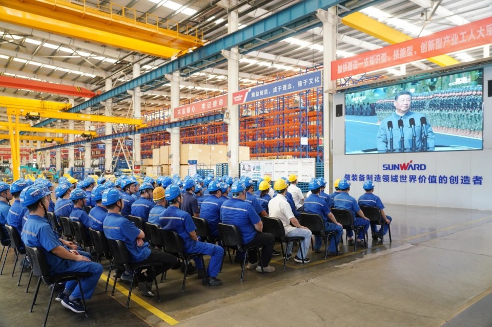 山河智能组织集中收看纪念中国人民抗日战争暨世界反法西斯战争胜利80周年大会