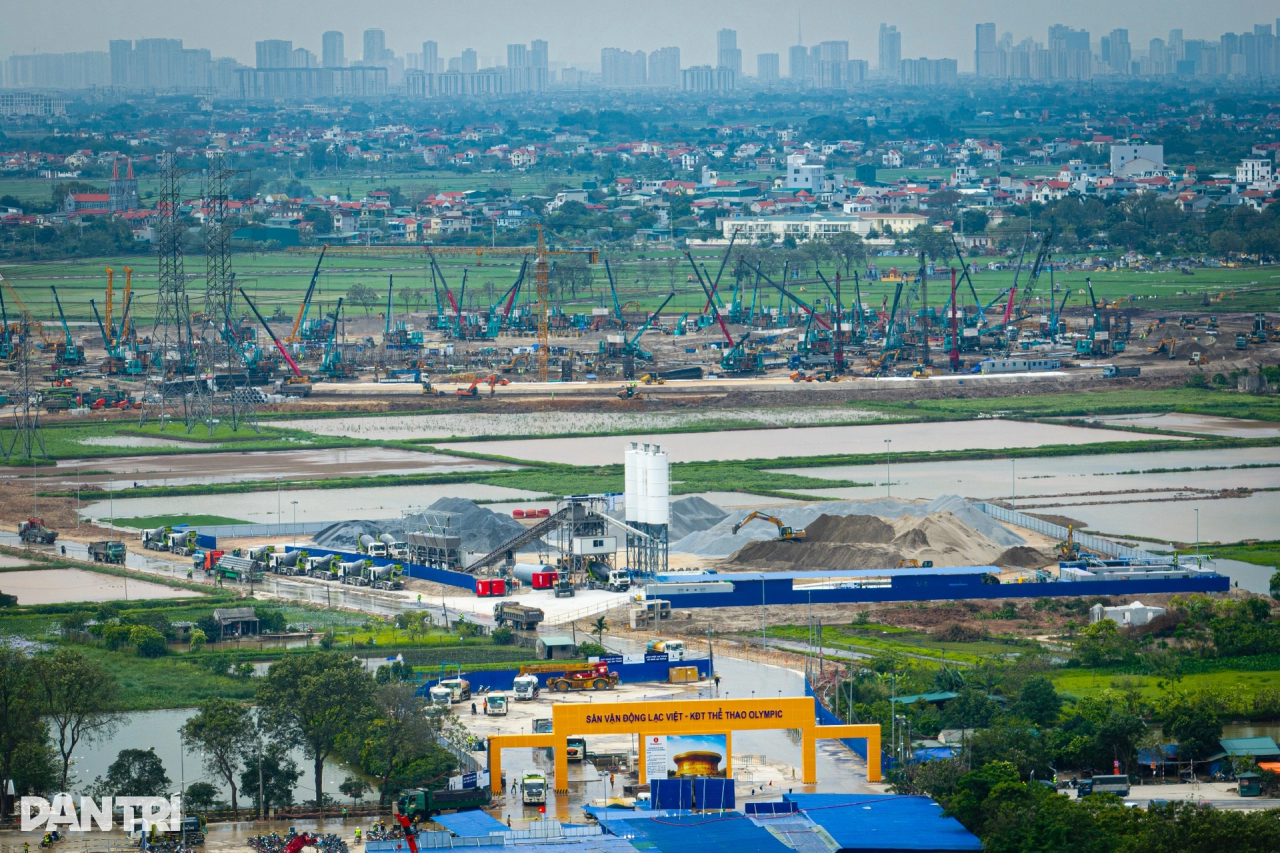 山河智能液压静力压桩机集群作业，为越南最大体育场筑牢根基